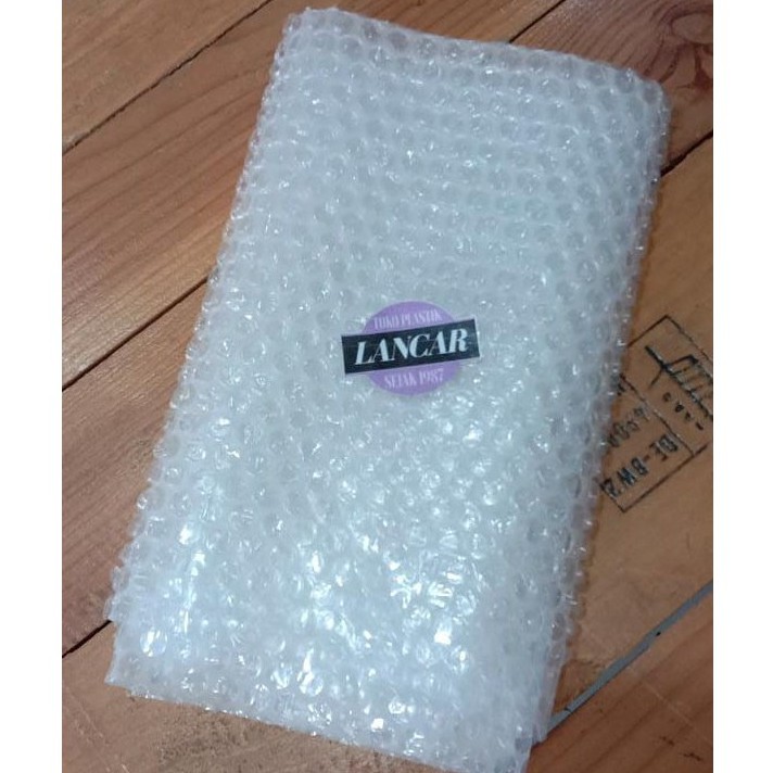 

BUBBLE WRAP warna hitam dan putih lebar 125 cm packing barang kemasan plastik ketebalan lebih tebal