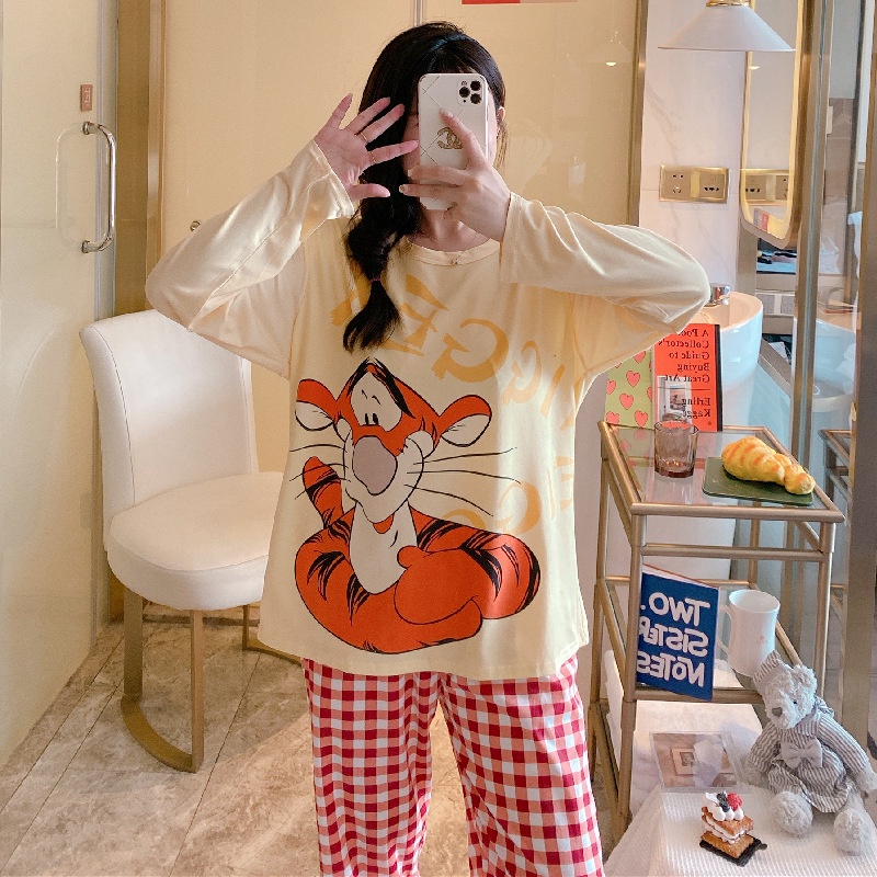 Setelan Piyama Bahan Adem Lengan Panjang Oversize Karakter Lucu Baju Tidur Wanita-Hugging Tiger
