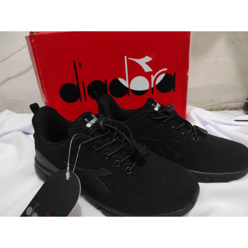 Sepatu anak diadora