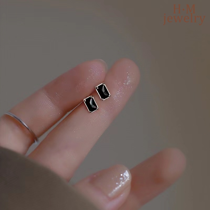 Anting Tusuk Bentuk Kotak Geometri Mini Warna Hitam Gaya Retro Untuk Wanita