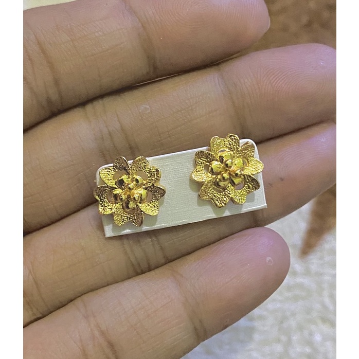 Anting tusuk mata bunga titanium
