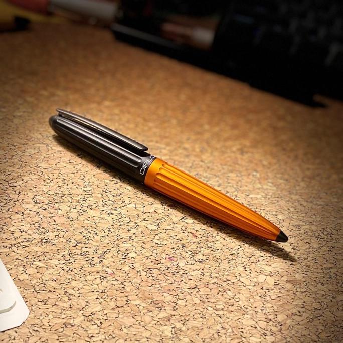 

DIPLOMAT Aero Fountain Pen - Orange Black, Medium ---Terbaru---