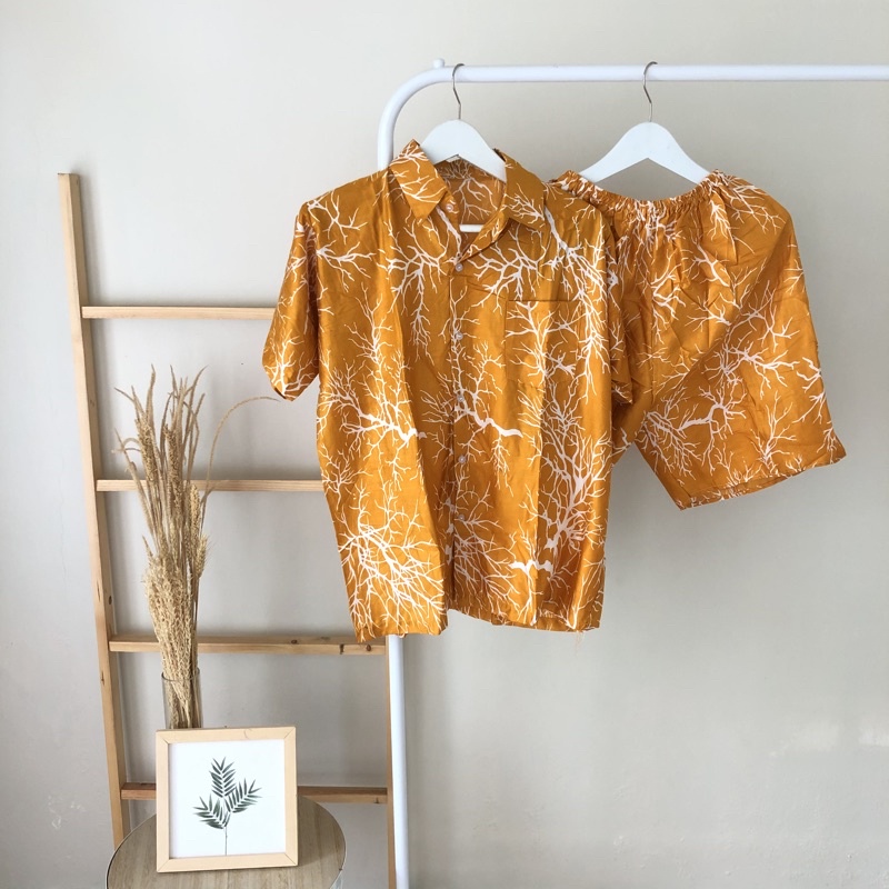 hirafa - One Set Setelan Atas Bawah Full Kancing / Baju Santai Tie Dye / Baju Wanita Pria-Akar - Mustard