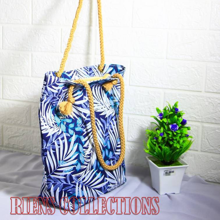 RIENS COLLECTIONS. TOTEBAG TALI KEPANG SUMBU MOTIF FLORAL PALM BIRU. TAS KANVAS. TAS JOGJA. SOUVENIR JOGJA