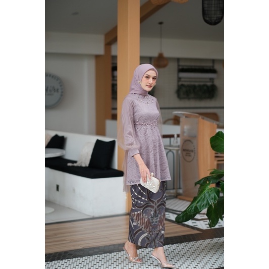 (Akita-nadine tunik series Mauve) set couple kebaya wanita &amp; kemeja batik pria. kebaya wisuda kebaya kondangan kebaya lamaran bahan lace premium