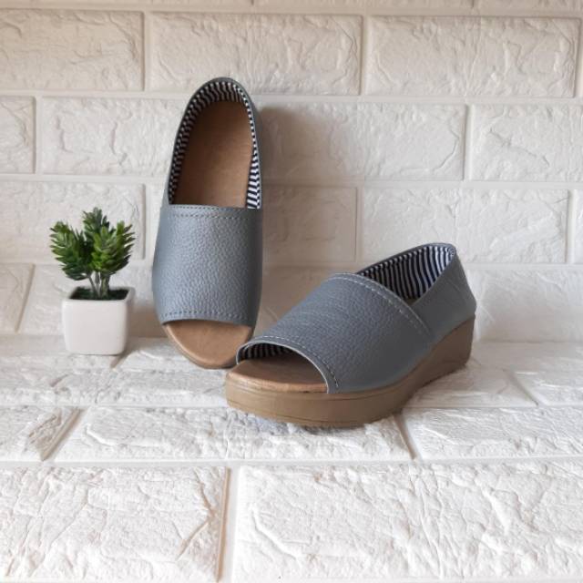 Sepatu wedges  wanita "Bbarita" sepatu wedges kulit