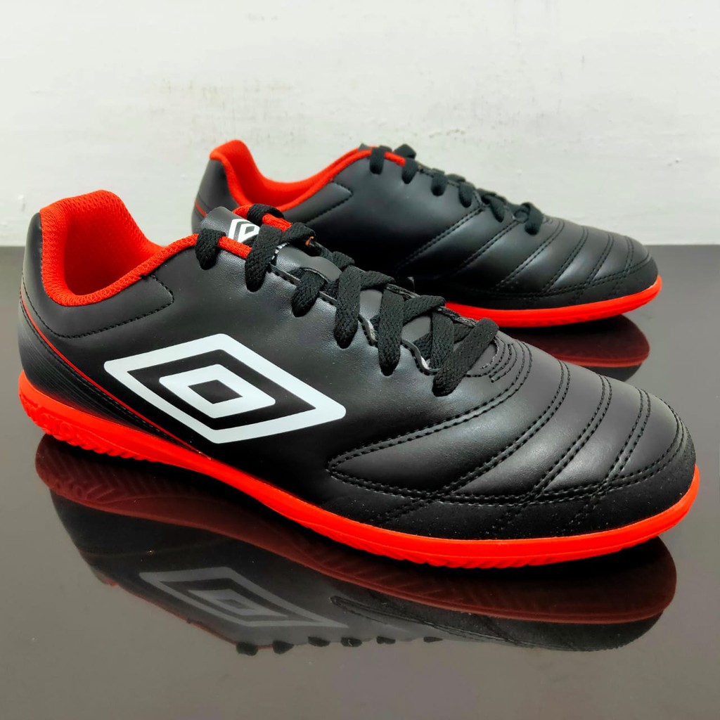 Sepatu Futsal - UMBRO CLASSICO 7 IC 81512U HL3 [Black/White/Tangerine Tango/Carbon]