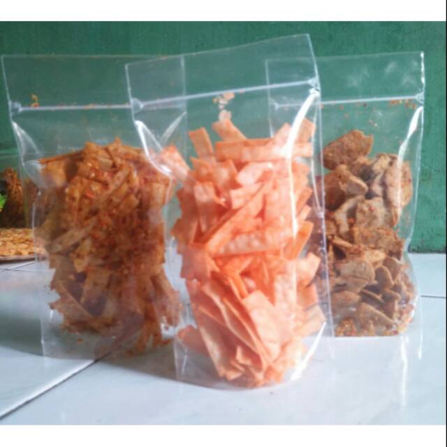 

Jajanan basreng dan keripik pangsit