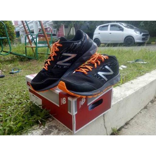 sepatu lari NB 590 AT