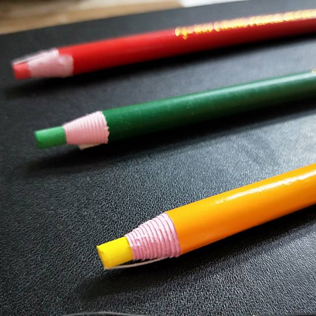

Pencil Kaca / Pensil Tarik/ Pensil Koyak isi 12 per box