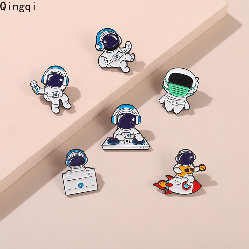 Bros Pin Enamel Bentuk Astronot / Gitar / Mikrofon / Astronot Kartun Untuk Hadiah