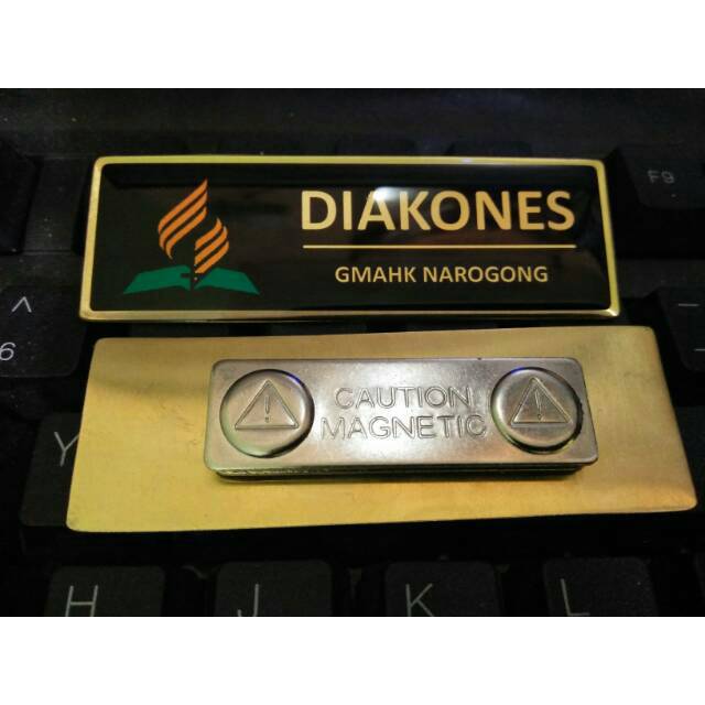 

Nametag kuningan magnet