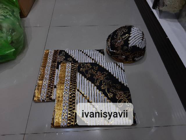 Set Jarik dan Blangkon (Motif Lereng Kembang)