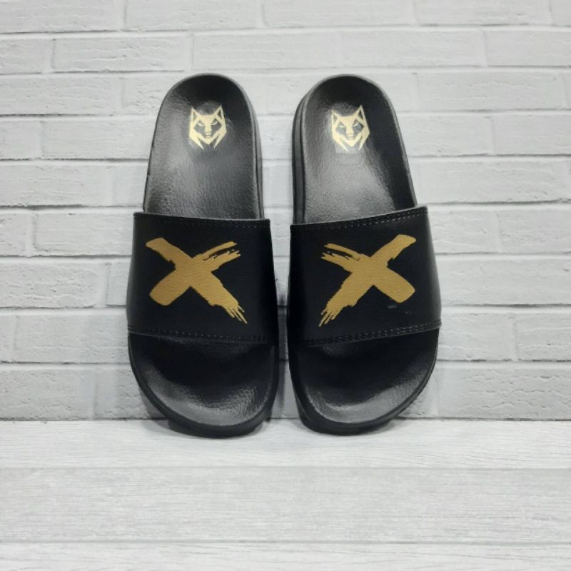 RESTOCKSENDAL MAX SLIDE HITAM GOLD