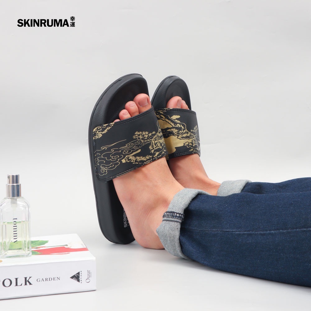 Sendal Selop Casual Pria SKINRUMA Original Pyschic Tree Hitam Gold / Sendal Slide Pria / Sendal Slip On Pria