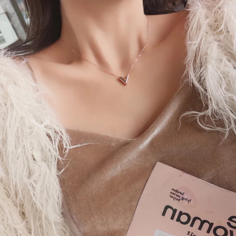 Sederhana Huruf Kalung Wanita V Bentuk Liontin Kalung Pendek V Kata Bahasa Inggris Kalung Rantai Klavikula Tiga Dimensi 3D Kalung Titanium Steel Necklace