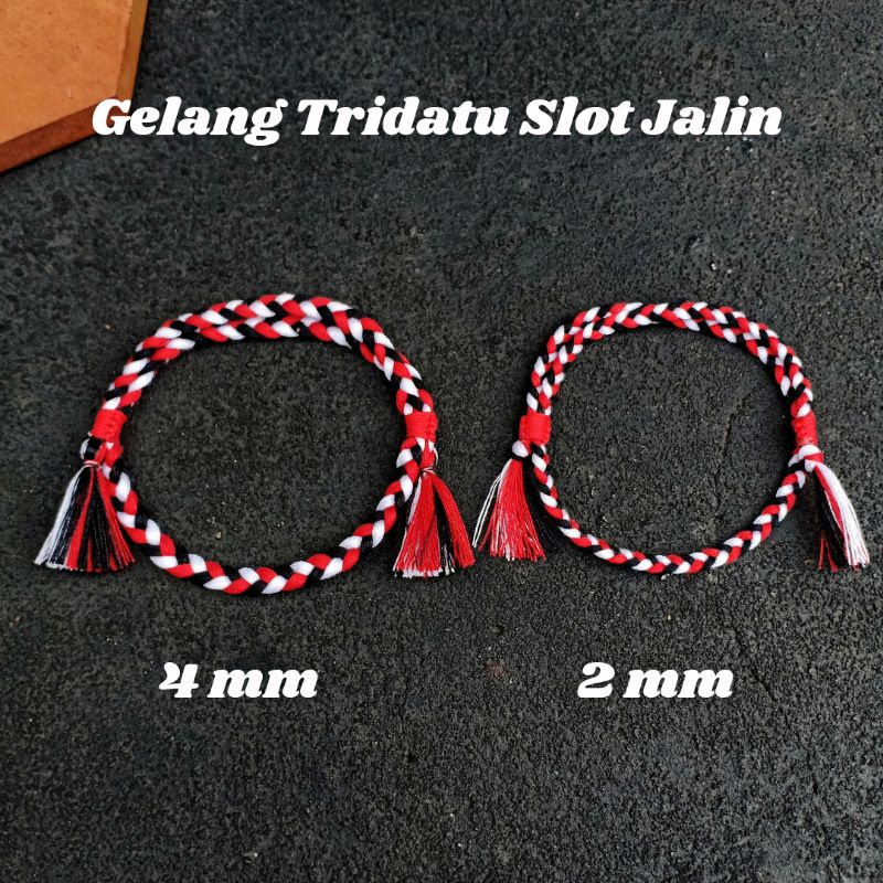 Gelang Tridatu Slot Jalin / Gelang Tridatu Kepang / Gelang Tridatu Unik / Gelang Pria / Gelang Tridatu Cowok / Gelang Tridatu Khas Bali / Gelang Persahabatan / Gelanh Tridatu Tipis / Gelang Tridatu Murah / Oleh Oleh Bali / Craftdewata