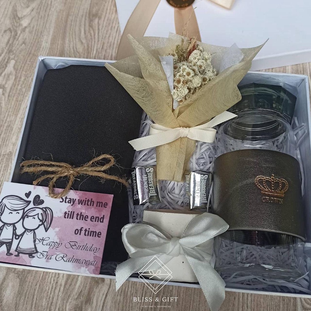 

Blissbox Black Crown (Hampers/Gift Box /Kado UlTah/Kado Wisuda/Kado Anniversary/Souvenir)