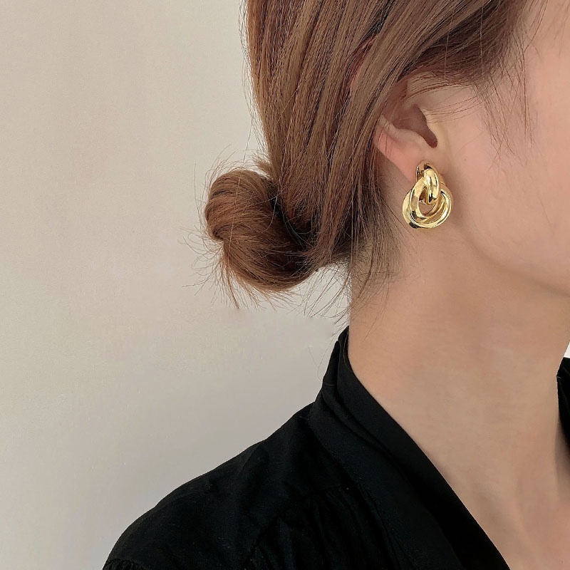 Anting Gantung Panjang Tusuk Gaya Korea Retro Baroque Aksen Mutiara Bahan Metal Untuk Perhiasan Wanita