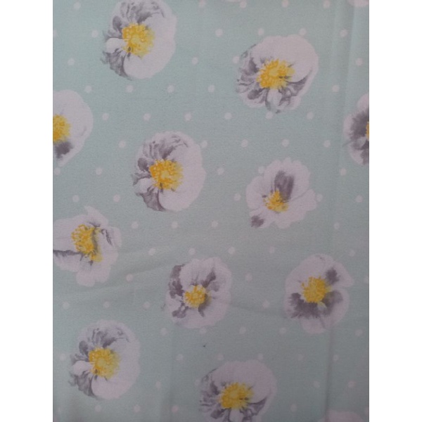 KAIN MAXMARA MOTIF BUNGA DASAR HIJAU MUDA (2 m = Rp. 50.000)