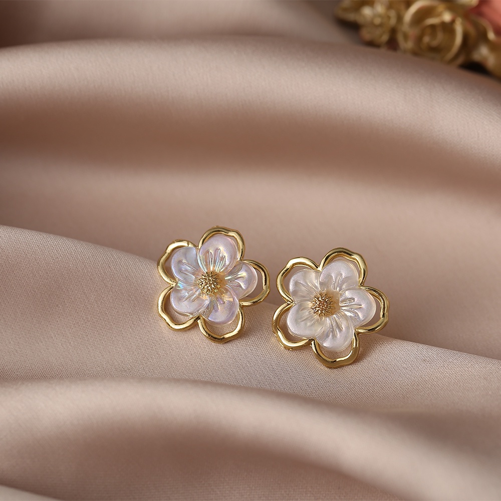 Anting Stud Kristal Mutiara Bentuk Bunga Hati Warna Emas Gaya Korea Untuk Wanita