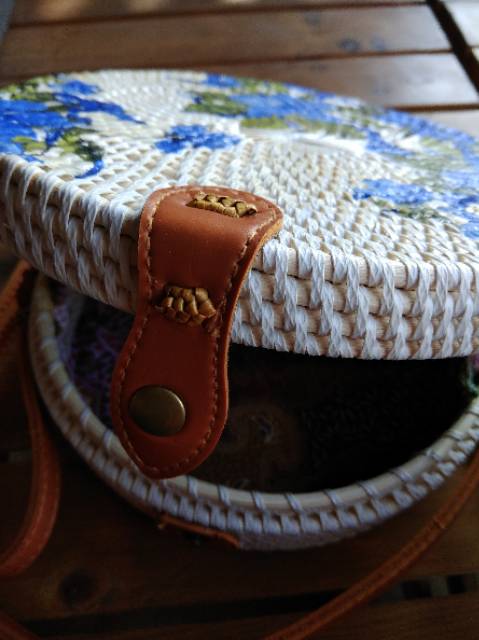 TAS RATTAN DECO ORIGINAL BALI DIAMETER 20CM(Motif BLue Flowers)