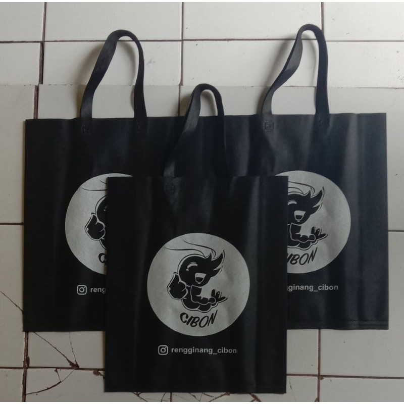 

Tas spunbond termurah tipe tali 38×45×10 FREE SABLON/DESAIN