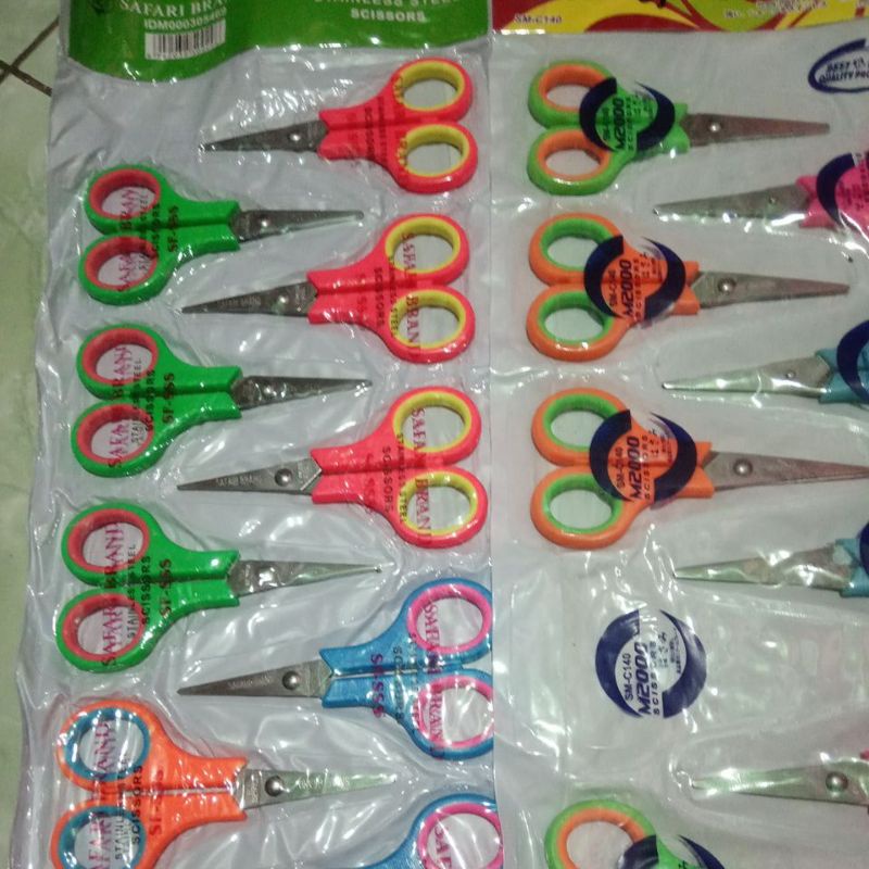 

(35gr) 1 gunting kecil Warna warni SAFARI BRAND