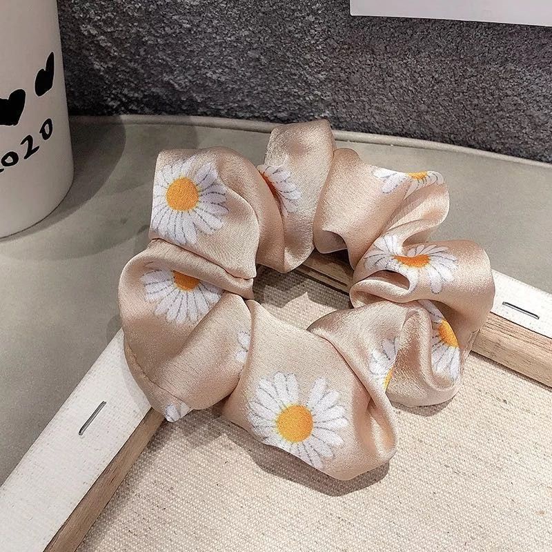 Scrunchie Bunga Daisy Bahan Satin Silky Cepol Rambut Ikat Rambut Korea Kunciran