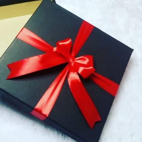

➸ kotak kado/20x20x6 berpita ✦