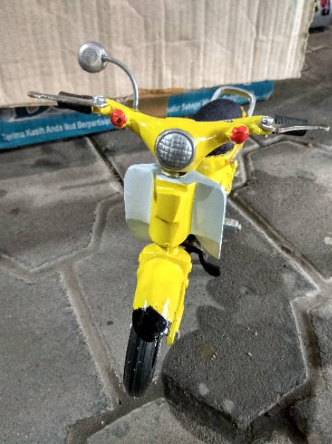 (BISA COD) MINIATUR MOTOR PITUNG WARNA KUNING BAHAN BESI 25x11x14 cm - PAJANGAN DEKORASI MURAH