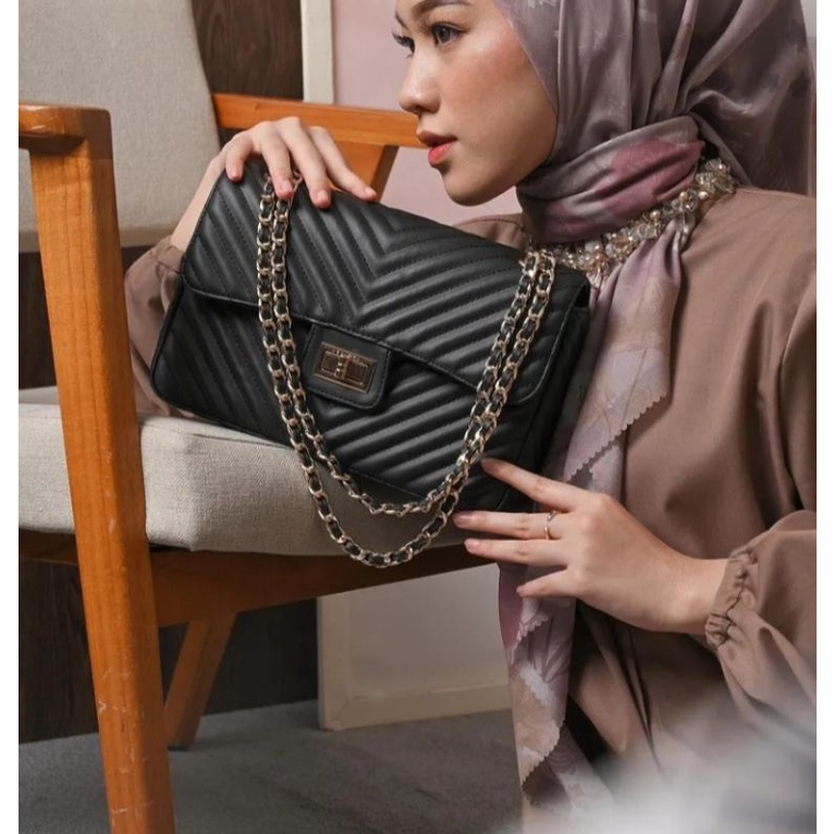 Boston Chevron Black heylocal.id