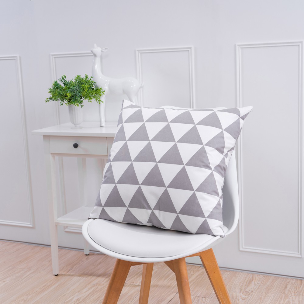 Bantal Sofa Persegi Panjang Simple Motif Print Segitiga Bantal Sofa Persegi Panjang Simple Motif Print Segitiga