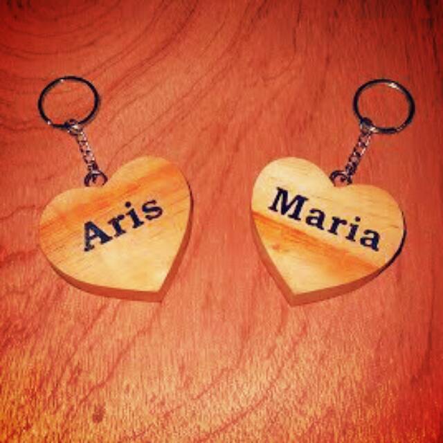 Souvenir gantungan kunci kayu
