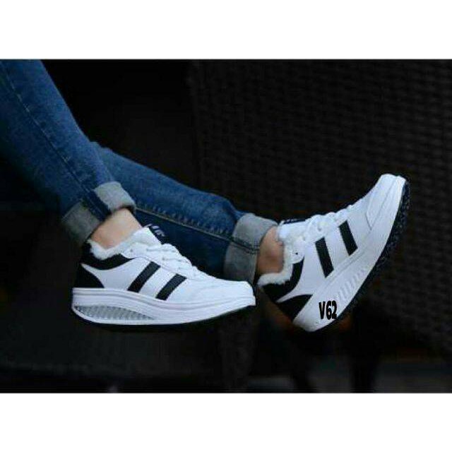 SEPATU KETS CASUAL SPORT SNEAKER WANITA TWO STRIP PUTIH HITAM
