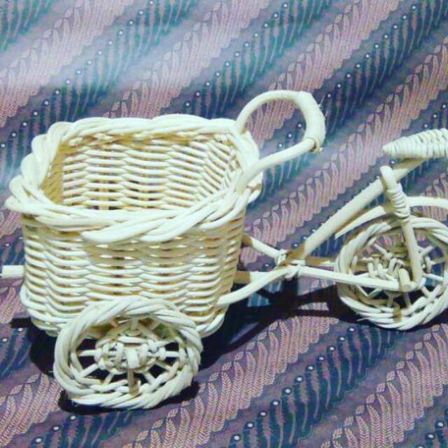 Vas bunga becak sepeda rotan asli sovenir khas surabaya Vas bunga becak sepeda rotan asli sovenir khas surabaya