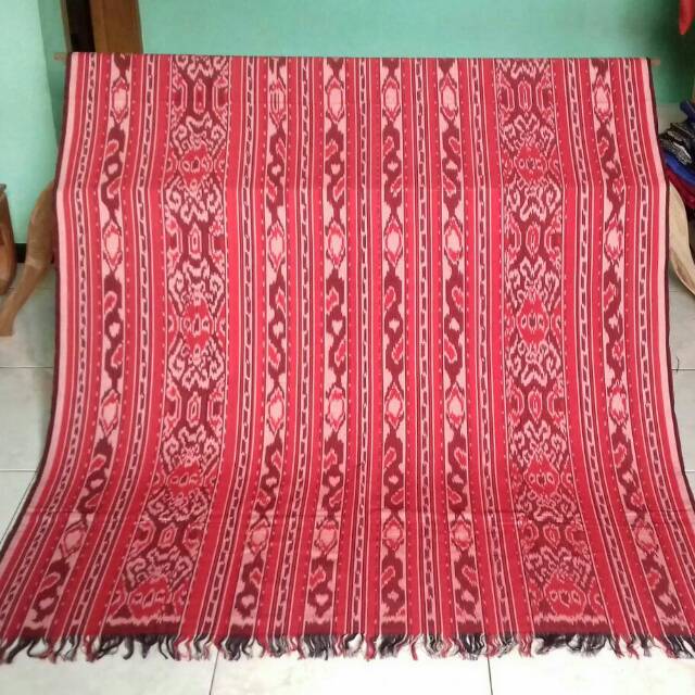 Kain tenun Blanket merah putih motif minahasa
