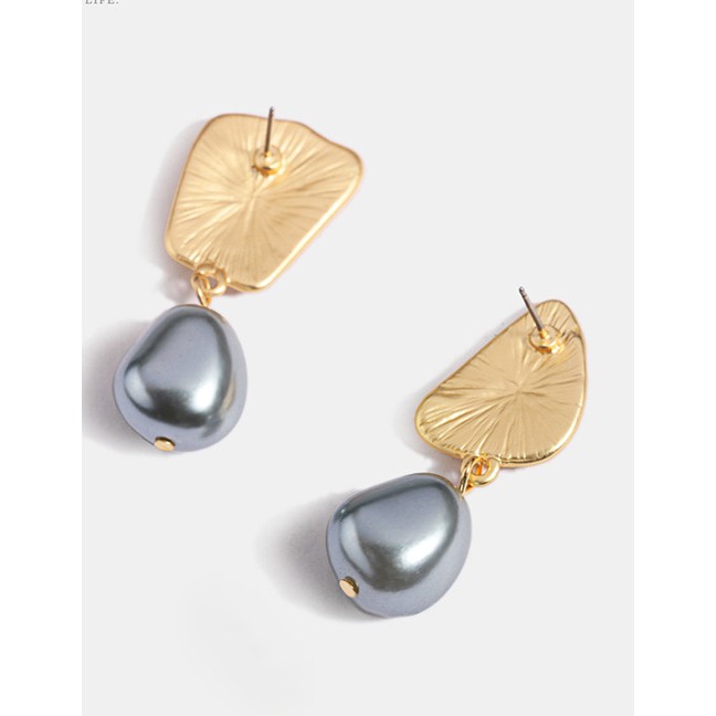 LRC Anting Tusuk Fashion Gold Metal Gray Pearl Asymmetric Earrings F55306