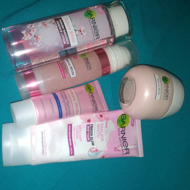 Garnier sakura white