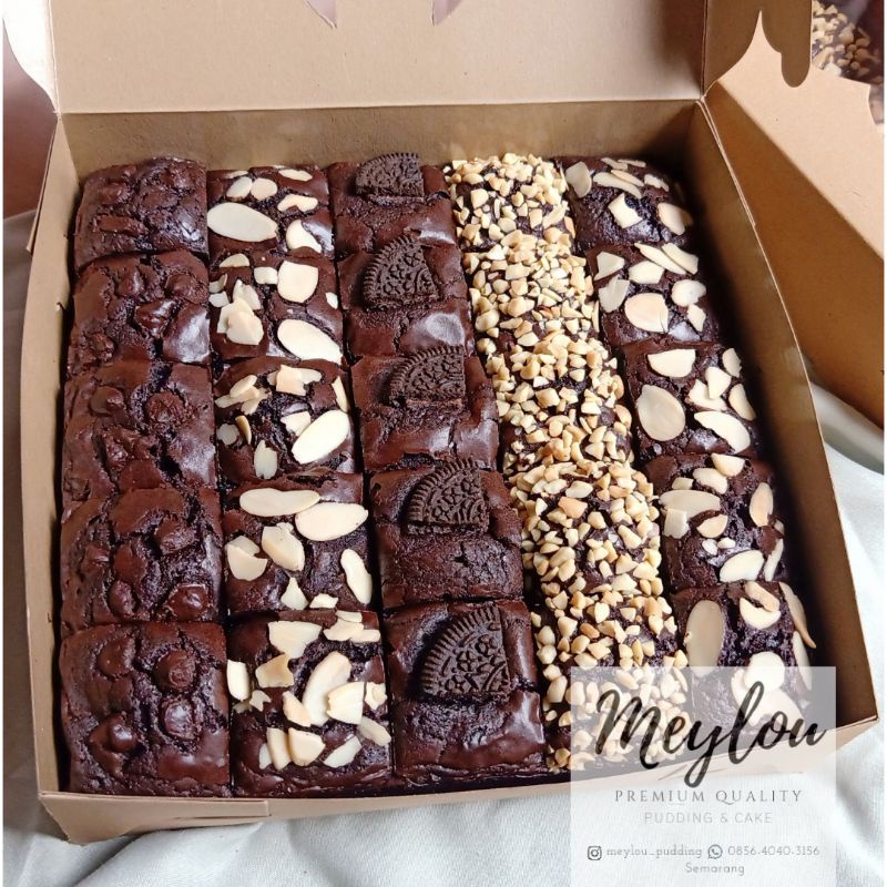 

Brownies Fudgy Dark Cokelat Sekat (isi 25) Topping Premium 20x20