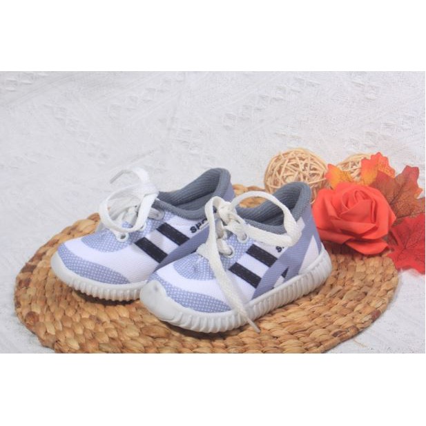 sepatu sneakers anak