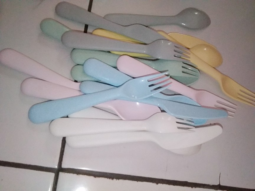 Khallas Peralatan Makan (sendok Garpu Pisau) Set Isi 18 Aneka Warna Bpa Free