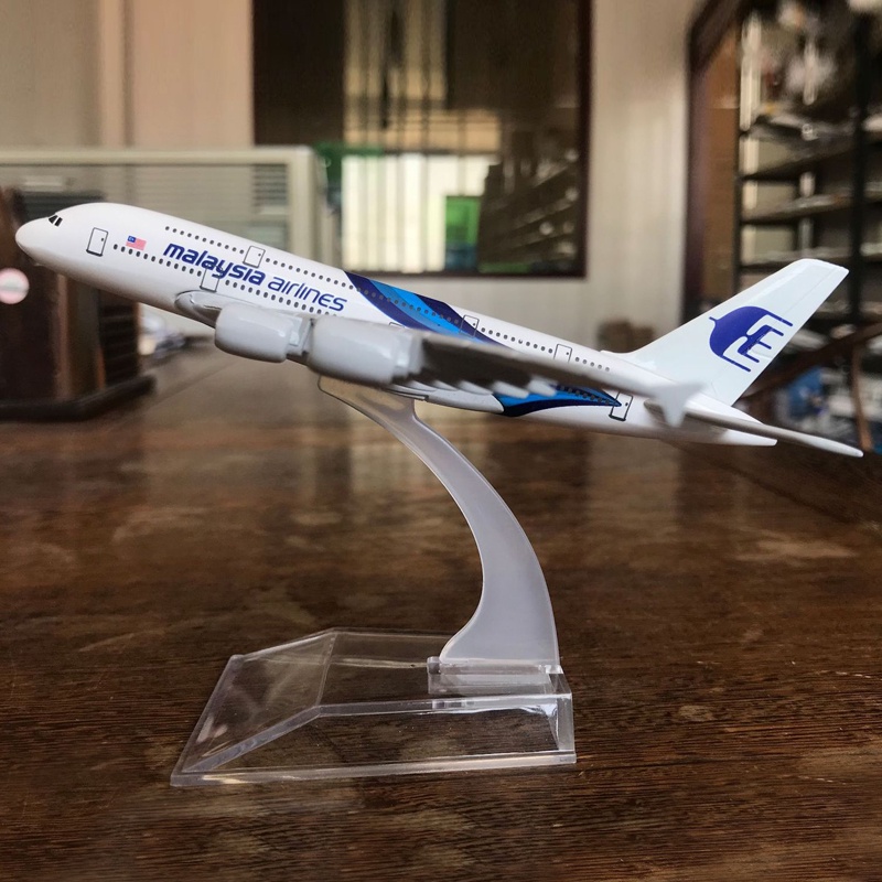 Mainan Pesawat Terbang Malaysia Airlines 737 747 Airbus 320 Diecast Alloy Ukuran 16CM