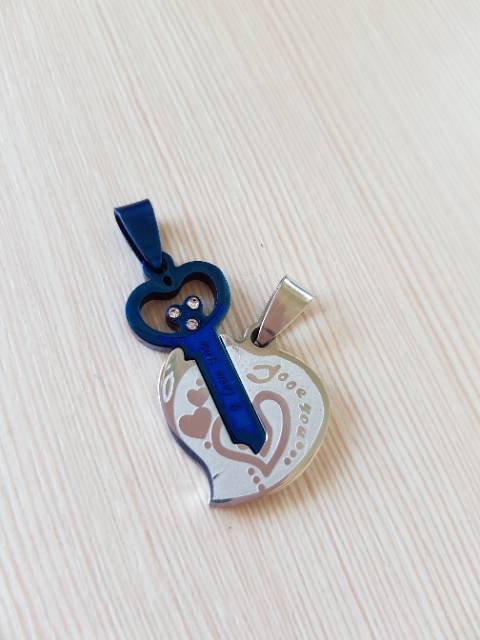 Liontin key love bahan titanium CP17