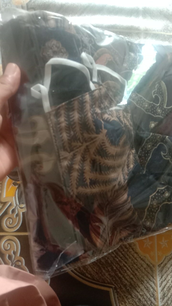 Kemeja Batik Pria Lengan Panjang Lapis Furing Hitam Merah Hijau Krisna