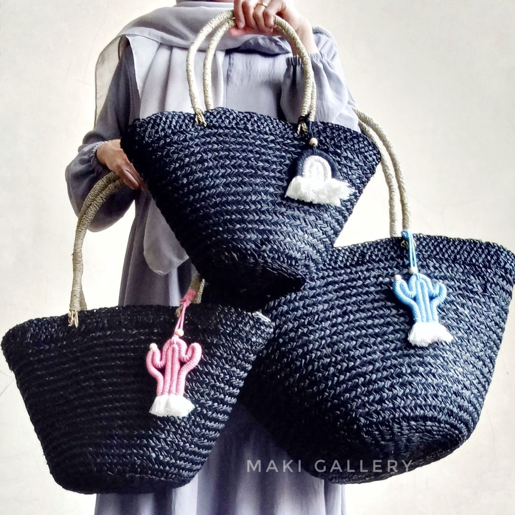 Tas Anyaman Etnik Wanita Khas Bali Bahan Mendong Natural Tas Bahu Warna Hitam Tote Gantungan Macrame