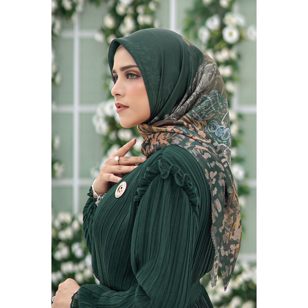 The Farsha Satin Square - Jungle