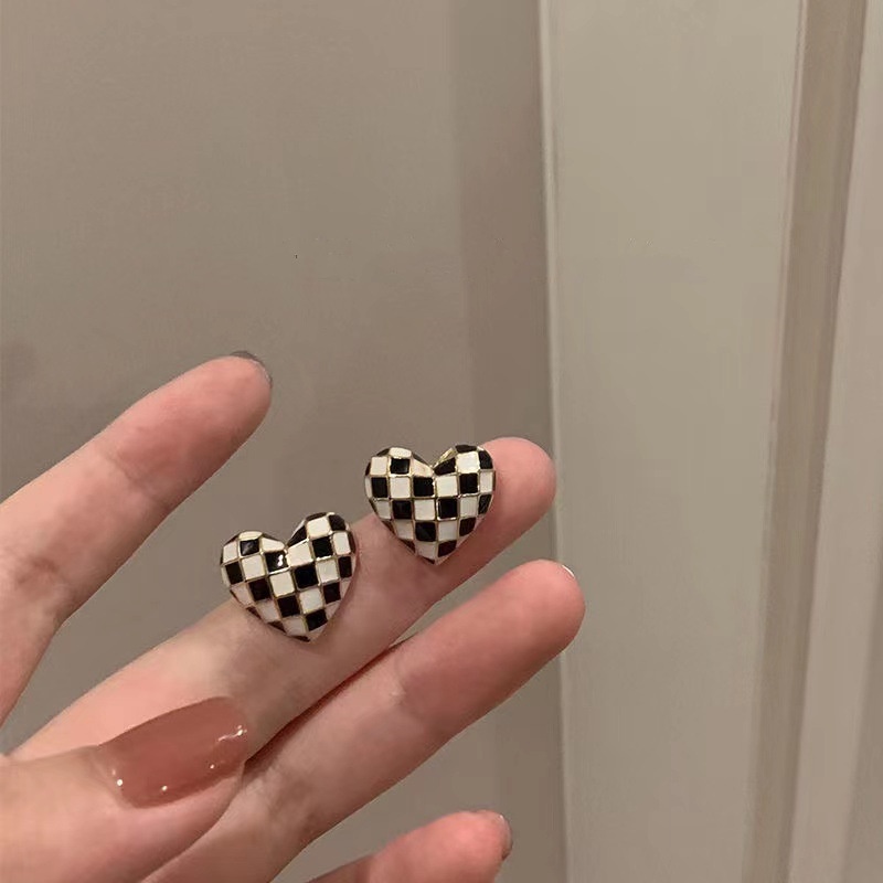 Anting Bentuk Hati Warna Hitam Dan Putih Gaya Korea Untuk Wanita