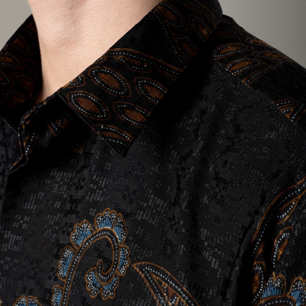 Benhill Kemeja Pria Batik Sutra Dobby Lengan Panjang  Hitam Motif 25087