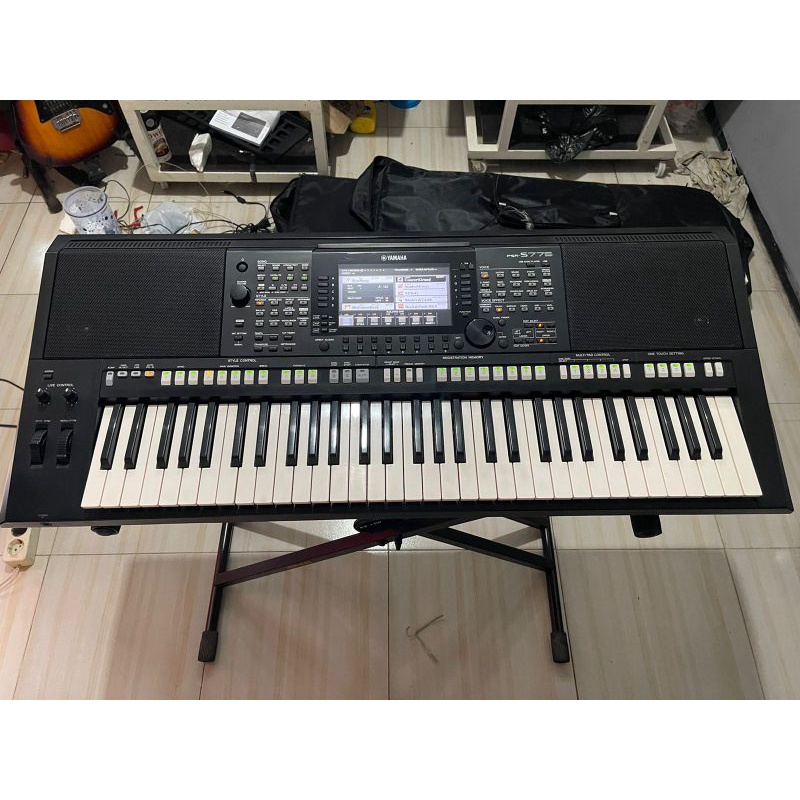 KEYBOARD YAMAHA PSR S775 LIKENEW